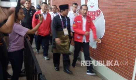 Calon presiden Prabowo Subianto menyambut kedatangan Presiden Republik Indonesia, Joko Widodo di Padepokan Pencak Silat Taman Mini Indonesia (TMII) untuk menyaksikan final babak Pencak Silat pada ajang Asian Games 2018, Rabu (29/8).