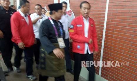 Calon Presiden RI Prabowo Subianto menyambut kedatangan Presiden Republik Indonesia, Joko Widodo di Padepokan Pencak Silat Taman Mini Indonesia (TMII), Rabu (29/8).