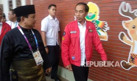 Charman of IPSI Prabowo Subianto welcomes President Joko Widodo at Padepokan Pencak Silat Taman Mini Indonesia (TMII) to see the final round of pencak silat in Asian Games 2018, Wednesday (August 29).