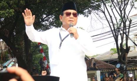 Calon Presiden Prabowo Subianto menyapa pendukungnya yang hadir di Kantor KPU, Jakarta, Jumat (10/8). 