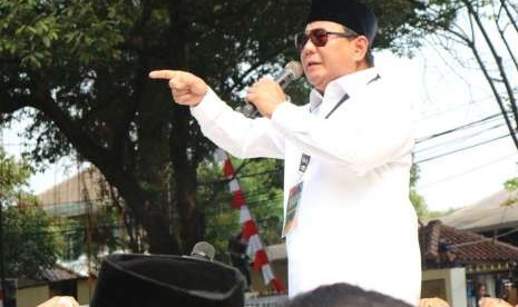 Calon Presiden Prabowo Subianto menyapa pendukungnya yang hadir di Kantor KPU, Jakarta, Jumat (10/8). 