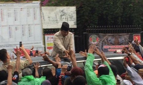 Calon presiden Prabowo Subianto menyapa ribuan pendukungnya yang memadati GOR Sukapura, Kota Tasikmalaya, Sabtu (9/3).