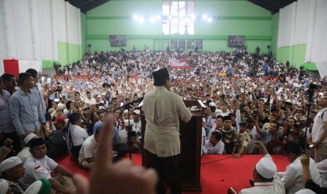 Calon presiden Prabowo Subianto menyapa ribuan pendukungnya yang memadati GOR Sukapura, Kota Tasikmalaya, Sabtu (9/3).