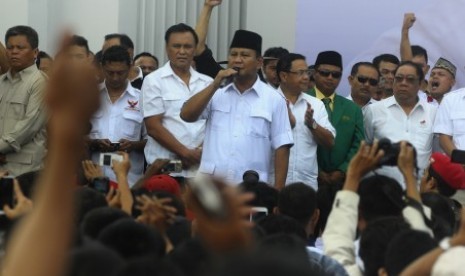 Calon Presiden Prabowo Subianto, saat melakukan orasi pada Deklarasi Tim Pemenangan Prabowo-Hatta untuk wilayah Jawa Barat di Monumen Perjuangan, Bandung, Jawa Barat, Rabu (28/5).