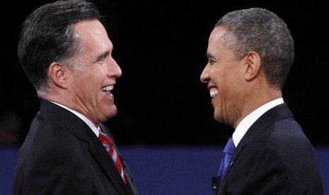  Calon presiden Republik Mitt Romney dan Presiden AS Barack Obama usai debat final calon presiden AS di Boca Raton, Florida, Selasa (23/10).(Jason Reed/Reuters)