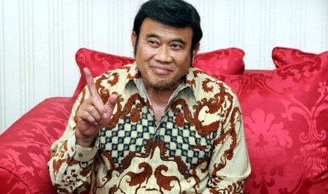   Calon Presiden Rhoma Irama memberikan keterangan pers di kediamannya di Pela Mampang, Jakarta, Senin (14/4). (Republika/Aditya Pradana Putra)