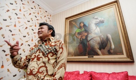   Calon Presiden Rhoma Irama memberikan keterangan pers di kediamannya di Pela Mampang, Jakarta, Senin (14/4). (Republika/Aditya Pradana Putra)