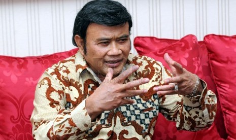   Calon Presiden Rhoma Irama memberikan keterangan pers di kediamannya di Pela Mampang, Jakarta, Senin (14/4). (Republika/Aditya Pradana Putra)