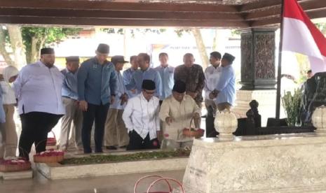 Calon Presiden RI Prabowo Subianto saat ziarah ke makam presiden pertama RI Soekarno di Kota Blitar, Jawa Timur, Ahad (17/12/2024).