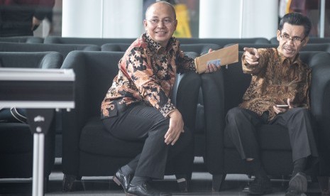 Calon Rektor Institut Agama Islam negeri (IAIN) Pontianak, Wajidi Sayadi (kanan) berbincang dengan Rektor IAIN Pontianak Syarif (kiri) seusai menjalani pemeriksaan di Gedung KPK, Jakarta, Senin (17/6/2019).