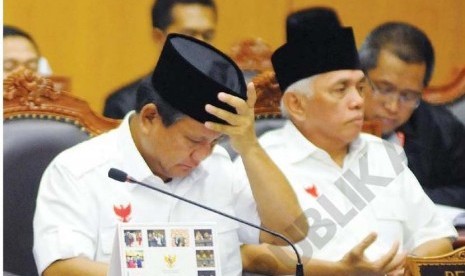 Calon residen Prabowo(kiri)di dampingi calon wakil presiden Hatta Rajasa menjalani sidang perdana perkara Perselisihan Hasil Pemilihan  Umum Presiden dan Wakil Presiden Tahun 2014di Mahkamah Konstitusi, Rabu (6/8).