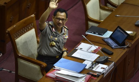 Calon tunggal Kapolri Komjen Pol Tito Karnavian (kanan) bersiap mengikuti uji kelayakan dan kepatutan di ruang Komisi III DPR, Kompleks Parlemen Senayan, Jakarta, Kamis (23/6).