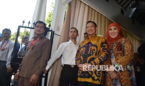 Calon Tunggal Kapolri Tito Karnavian (kedua kiri) bersama istri menunggu kedatangan Komisi III DPR RI untuk mengunjungi kediamannya di Jakarta, Rabu (22/6).  (Republika/Raisan Al Farisi)