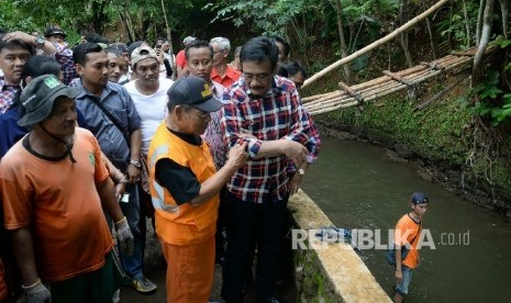  Calon Wagub DKI Jakarta Djarot Saiful Hidayat berbincang Pekerja Penanganan Sarana dan Prasarana umum (PPSU) saat melakukan kampanye blusukan di Kalisari, Pasar Rebo, Jakarta, Rabu (2/11). 