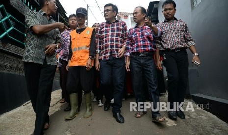  Calon Wagub DKI Jakarta Djarot Saiful Hidayat berbincang Pekerja Penanganan Sarana dan Prasarana umum (PPSU) saat melakukan kampanye blusukan di Kalisari, Pasar Rebo, Jakarta, Rabu (2/11).