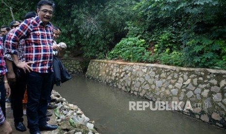 Calon Wagub DKI Jakarta Djarot Saiful Hidayat berbincang Pekerja Penanganan Sarana dan Prasarana umum (PPSU) saat melakukan kampanye blusukan di Kalisari, Pasar Rebo, Jakarta, Rabu (2/11).