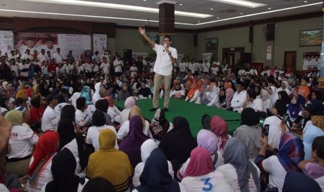 Calon Wagub DKI Jakarta nomor urut 3, Sandiaga Salahuddin Uno, menyapa relawannya di GOR Rawamangun, Jakarta Timur, Kamis (19/1).