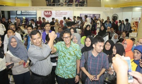 Calon Wagub DKI Jakarta, Sandiaga Uno saat mengunjungi acara job fair, Senin (4/10).