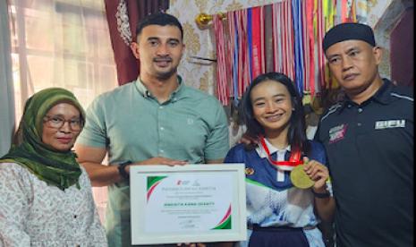 Calon wakil bupati Bandung Ali Syakieb, saat memberikan penghargaan kepada  atlet berprestasi peraih medali emas cabang olah raga kickboxing pada PON Sumut 2024, Anggita Kana Deanty.