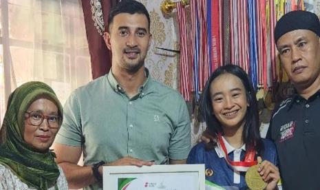 Calon Wakil Bupati Bandung nomor urut 2 Ali Syakieb mendatangi sejumlah pemuda inspiratif yang dapat menjadi tauladan buat pemuda lainnya dengan memberinya penghargaan.