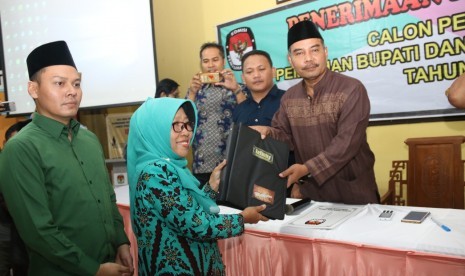 Calon wakil bupati (cawabup) Tegal Sabilillah Ardie resmi mendaftar di KPU Kabupaten Tegal , Ahad (20/5). 