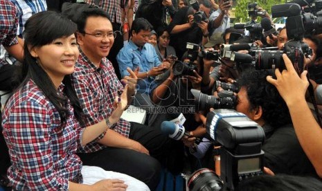  Calon Wakil Gubernur DKI Jakarta Basuki Tjahaja Purnama atau Ahok bersama istrinya Veronica usai memberikan hak suaranya di TPS 059 Kelurahan Pluit, Kec. Penjaringan, Jakarta Utara, Kamis (20/9).  (Zabur Karuru/Antara)