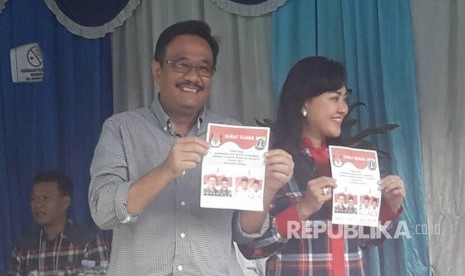 Calon wakil gubernur DKI Jakarta, Djarot Saiful Hidayat beserta sang istri Happy Farida memberikan hak suaranya di TPS 008 yang berlokasi di RT 01 RW 05 Kelurahan Kuningan Timur Jakarta Selatan.