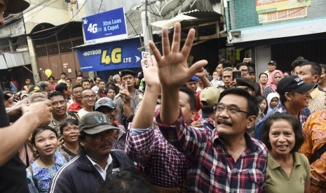 Calon Wakil Gubernur DKI Jakarta Djarot Saiful Hidayat (kedua kanan) menyapa warga saat melakukan blusukan di kawasan Karanganyar, Jakarta, Senin (14/11).