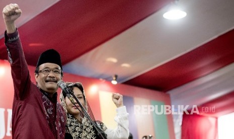 Calon Wakil Gubernur DKI Jakarta Djarot Saiful Hidayat (kiri) didampingi istri menyampaikan pidato politik saat menghadiri deklarasi dukungan Relawan Badja Bhineka Tunggal Ika di Jakarta, Sabtu (18/3).