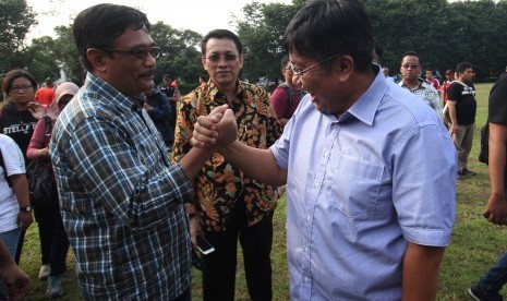 Gubernur DKI Jakarta Djarot Saiful Hidayat (kiri) berjabat tangan dengan Direktur Utama Persija Jakarta, Gede Widiade.