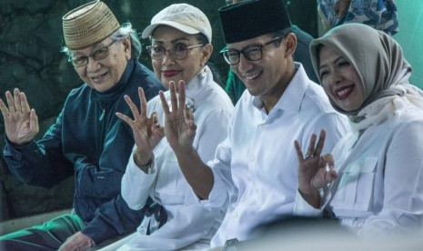 Calon Wakil Gubernur DKI Jakarta nomer urut 3 Sandiaga Uno (kedua kanan) beserta keluarga berpose saat menggunakan hak pilih di TPS 1, Jalan Daha IV, Keluarahan Selong, Kebayoran Baru, Jakarta, Rabu (15/2). 