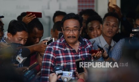 Calon Wakil Gubernur DKI Jakarta nomor urut 2 Djarot Syaiful Hidayat memberikan keterangan kepada awak media seusai menghadiri pertemuan bersama parpol pengusung dan tim sukses di Kantor Pemenangan Ahok-Djarot, Jakarta, Rabu (16/11).