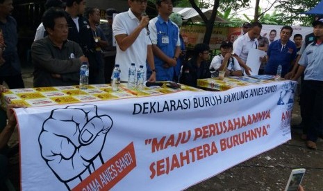 Calon Wakil Gubernur DKI Jakarta nomor urut 3, Sandiaga Uno, menyerap aspirasi buruh dalam acara di kawasan industri Pulogadung, Jakarta Timur, Kamis (12/1).