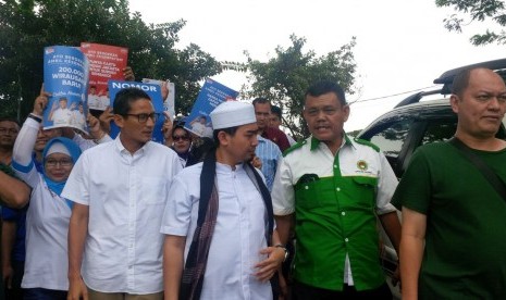 Calon wakil gubernur DKI Jakarta nomor urut 3, Sandiaga Uno, didampingi Ustaz Soleh Mahmud (Solmed) blusukan di pasar 