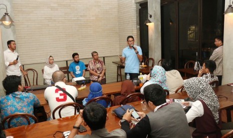 Calon Wakil Gubernur DKI Jakarta nomor urut 3, Sandiaga Salahuddin Uno, melakukan sosialisasi dalam acara 'Netizen Gathering #8' di Cafe Pendopo, Kebayoran Baru, Jakarta Selatan, Jumat (20/1).