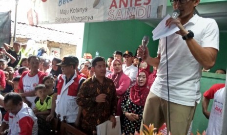 Calon Wakil Gubernur DKI Jakarta nomor urut 3, Sandiaga Salahuddin Uno, melakukan sosialisasi program saat blusukan di Jalan Bojong Pulo, RT 09 RW 04, Cengkareng, Jakarta Barat, Selasa (31/1). 