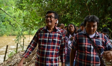 Wakil Gubernur DKI Jakarta, Djarot Syaiful Hidayat (kiri) memantau kondisi bantaran Sungai Ciliwung, beberapa waktu lalu.