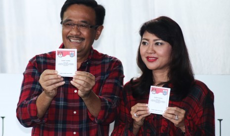 Calon Wakil Gubernur DKI Jakarta Nomor Urut Dua, Djarot Saiful Hidayat (kiri) bersama istrinya Happy Farida (kanan) menunjukkan surat suara usai menggunakan hak pilih di TPS 8, Kuningan, Jakarta, Rabu (15/2). 