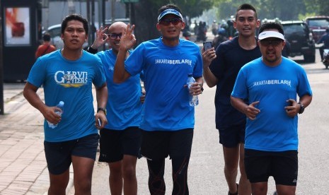 Calon Wakil Gubernur DKI Jakarta nomor urut tiga, Sandiaga Uno (tengah) berlari menuju Polsek Tanah Abang saat akan menjalani pemeriksaan di Jakarta, Jumat (17/3).