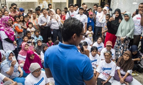 Calon Wakil Gubernur DKI Jakarta Sandiaga S. Uno berdialog dengan warga di Taman Sari, Jakarta, Senin (28/11). 