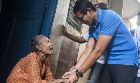 Calon Wakil Gubernur DKI Jakarta Sandiaga S. Uno (kanan) berdialog dengan warga di Taman Sari, Jakarta, Senin (28/11). 