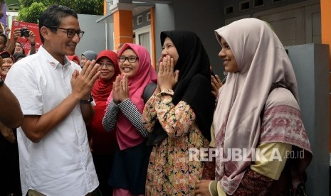 Calon Wakil Gubernur DKI Jakarta Sandiaga S Uno menyapa warga di Kampung Dukuh, Kramat Jati, Jakarta belum lama ini.