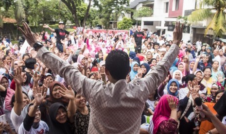 Calon Wakil Gubernur DKI Jakarta, Sandiaga S. Uno, menyapa warga Jakarta (ilustrasi) 