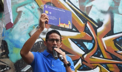 Calon Wakil Gubernur DKI Jakarta Sandiaga Salahuddin Uno memaparkan visi misinya saat menyapa warga di kelurahan Mampang, Jakarta, Rabu (17/1). 