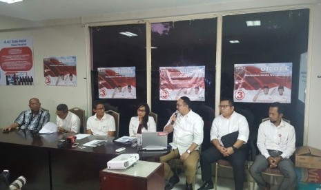 Calon Wakil Gubernur DKI Jakarta, Sandiaga Salahuddin Uno (tiga kiri), mengikuti acara di Posko Melawai No. 16, Jakarta Selatan, Kamis (12/1). Sandi mempresentasikan dana kampanye Anies-Sandi. 