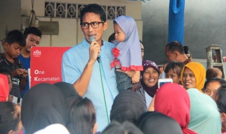  Calon Wakil Gubernur DKI Jakarta Sandiaga Salahudin Uno mengendong anak pedagang nasi uduk bernama Maharatu saat blusukan di Kemayoran, Jakarta Pusat.