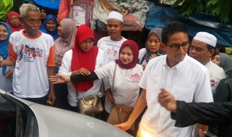 Calon Wakil Gubernur DKI Jakarta, Sandiaga Uno, melakukan sosialisasi ke Pasar Induk Kramat Jati, Jakarta Timur, Senin (16/1).