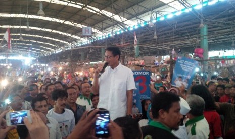 Calon Wakil Gubernur DKI Jakarta, Sandiaga Uno, menyapa warga di Pasar Induk Kramat Jati, Jakarta Timur, Senin (16/1).