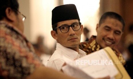 Calon wakil gubernur DKI Jakarta Sandiaga Uno (tengah) saat menghadiri rapat pleno rekapitulasi penghitungan sura tingkat provinsi Pilkada oleh KPU DKI Jakarta di Hotel Sahid Jaya, Jakarta, Ahad (26/2). 