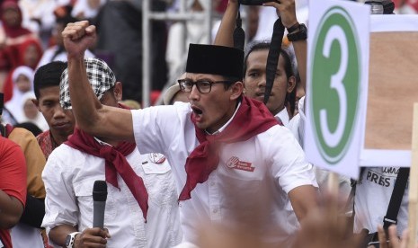 Calon wakil gubernur DKI Sandiaga Uno menyapa kader PKS saat Kampanye Akbar Anies-Sandi di GOR Soemantri Brodjonegoro, Jakarta, Minggu (29/1).